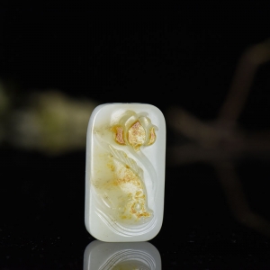 俏色籽料和田白玉年年有余吊坠