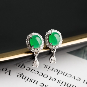 18K糯冰种翠绿翡翠耳钉