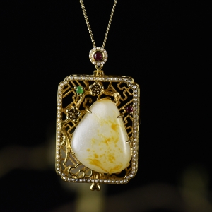 18K籽料和田玉原石香盒吊坠