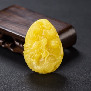 鸡油黄蜜蜡龙牌吊坠