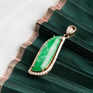 18K糯冰种翠绿翡翠吊坠