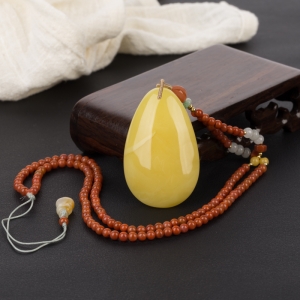 鸡油黄蜜蜡水滴吊坠