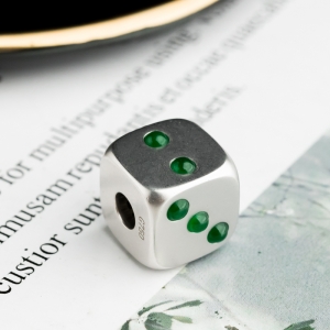 18K糯冰种翠绿翡翠色子吊坠