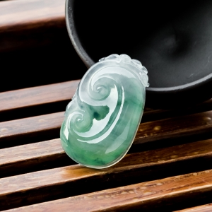 糯冰种飘花翡翠如意吊坠