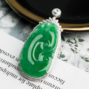 18K糯冰种豆绿翡翠如意吊坠