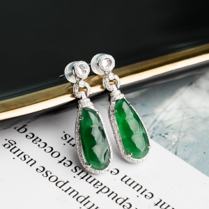 18K冰种翠绿翡翠福豆耳坠