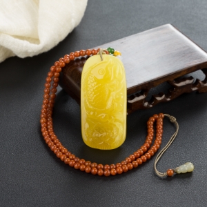 鸡油黄蜜蜡连年有余吊坠