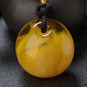 鸡油黄金绞蜜鱼眼扣吊坠