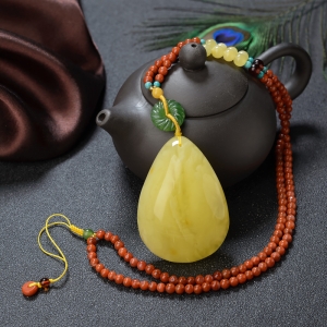 鸡油黄蜜蜡水滴吊坠