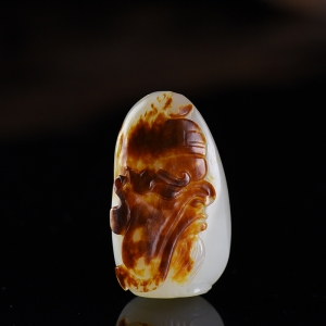 俏色山流水料和田玉关公吊坠