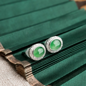 18K糯冰种浅绿翡翠耳钉