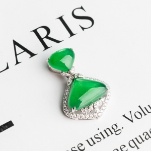 18K冰种翠绿翡翠吊坠