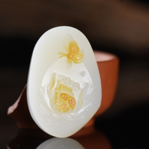 俏色籽料和田白玉蝶恋花吊坠