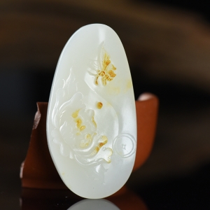 俏色籽料和田白玉蝶恋花吊坠