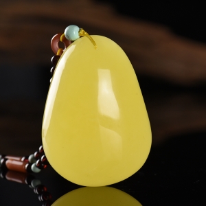 鸡油黄蜜蜡水滴吊坠