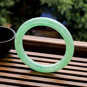 56.5mm糯冰种苹果绿翡翠圆镯