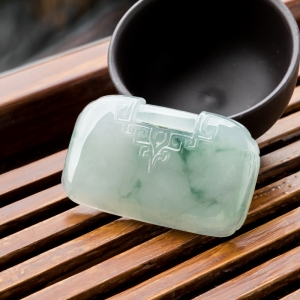 糯冰种飘花翡翠如意锁吊坠