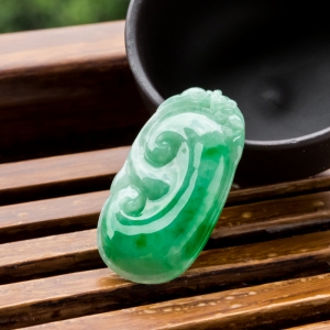 糯冰种飘翠翡翠如意吊坠