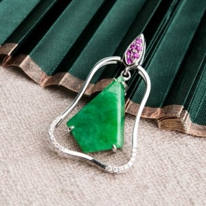 18K糯种翠绿翡翠吊坠