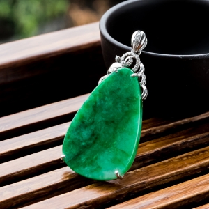 18K糯种翠绿翡翠吊坠