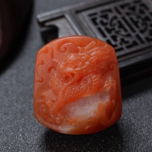 红白料南红辰龙吊坠