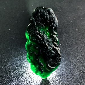 糯冰种墨翠飞龙在天吊坠