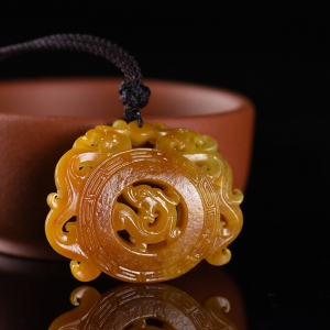 籽料和田玉黄沁龙凤佩吊坠