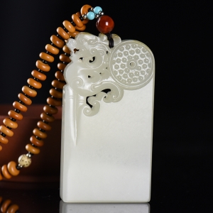 籽料和田白玉龙牌吊坠