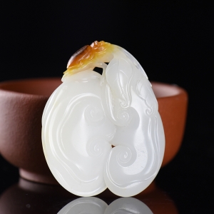 俏色籽料和田白玉如意吊坠