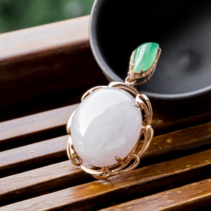 18K糯冰种翡翠吊坠