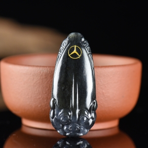 籽料和田玉青花守护吊坠