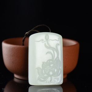 籽料和田白玉荷韵吊坠