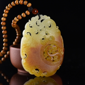 籽料和田玉龙凤牌吊坠