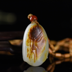 俏色籽料和田白玉关公吊坠