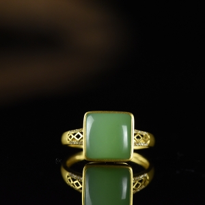 18K山料和田碧玉戒指