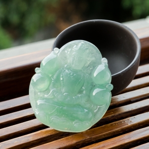 糯冰种浅绿翡翠度母吊坠