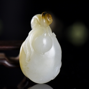 籽料和田白玉灵猴献寿吊坠