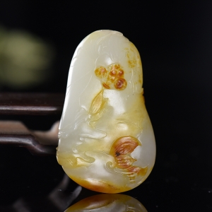 俏色籽料和田玉年年有余吊坠