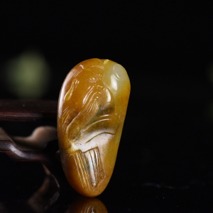 籽料和田玉黄沁关公吊坠