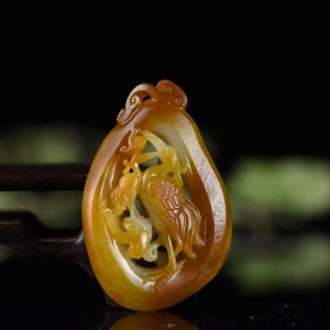 籽料和田玉黄沁灵鹤献瑞吊坠