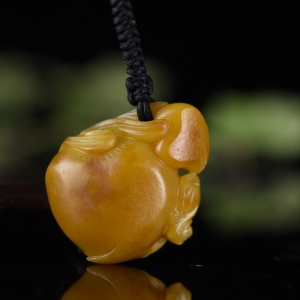 籽料和田玉黄沁灵猴献寿吊坠