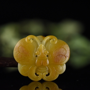 籽料和田玉黄沁蝴蝶吊坠