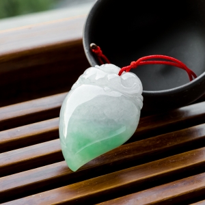 糯冰种飘翠翡翠寿桃吊坠