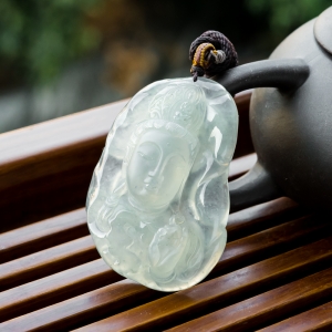 糯冰种淡晴水翡翠观音吊坠