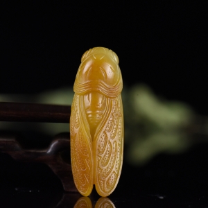 籽料和田玉黄沁一鸣惊人吊坠