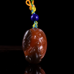 俏色南红呱呱来财吊坠