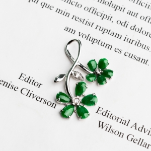 18K糯冰种翠绿翡翠吊坠