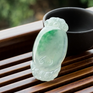 糯冰种飘翠翡翠瑞兽吊坠