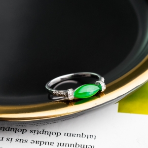 18K糯冰种翠绿翡翠戒指