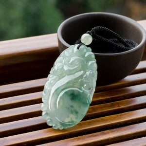 糯冰种飘花翡翠如意吊坠